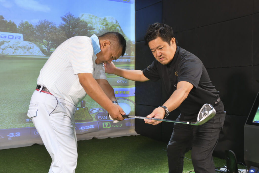 RIZAP GOLFで専属トレーナーからマンツーマン指導を受ける様子